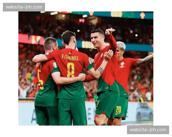 葡萄牙队集结，C罗提前一天报到，带领年轻球员加练射门