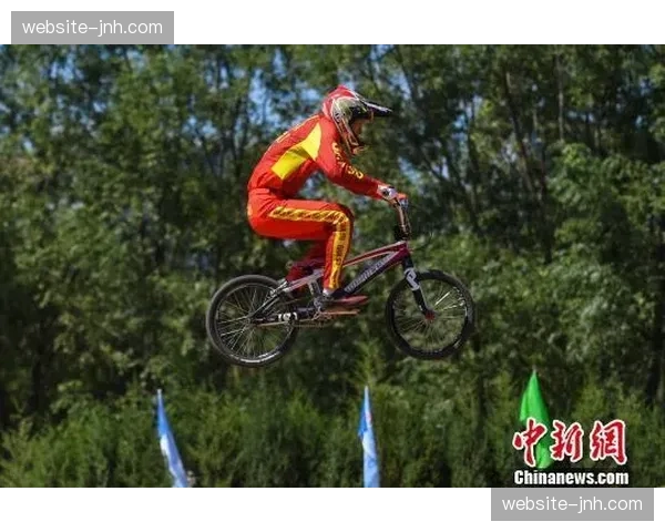 现场直击：在阿根廷举行的BMX泥地竞速赛遭遇强风袭扰